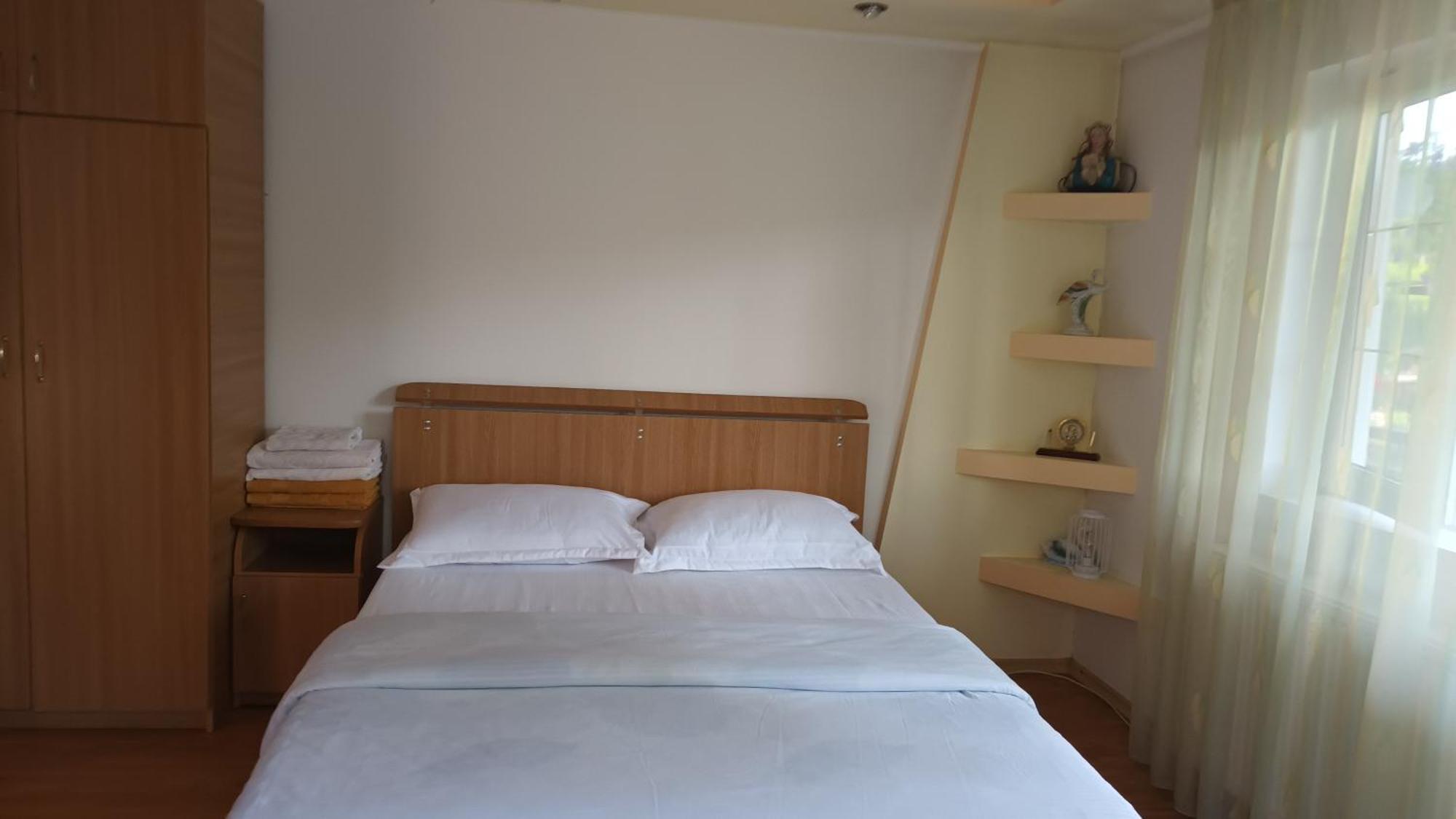 Vila Nadia Hotell Oesti-Paminteni Rum bild